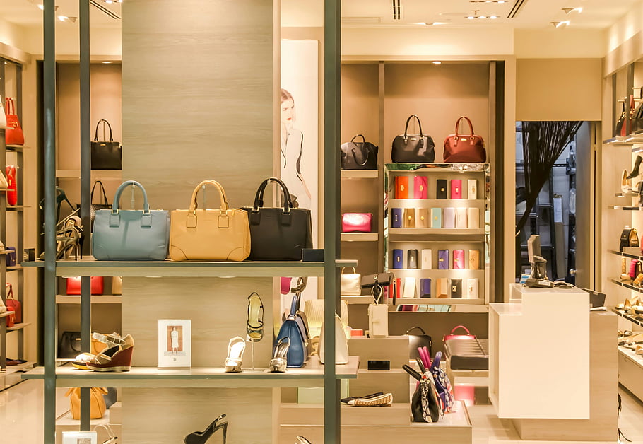 Assorted Color Leather Bags, elegantní butik, Displej kabelek, elegantní police, Různé kabelky, zobrazení boty, butikový interiér, kožené kabelky, Butikové police, módní doplňky, Butikové osvětlení