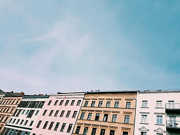 Wurmperspektive, moderne städtische Wohngebäude, Flachwinkelaufnahmen, Architekturdesign, klarer blauer Himmel, Stadtbild, Stadtarchitektur, Fassaden Gebäude, Wohngebäude, städtische Skyline, moderne Gebäude