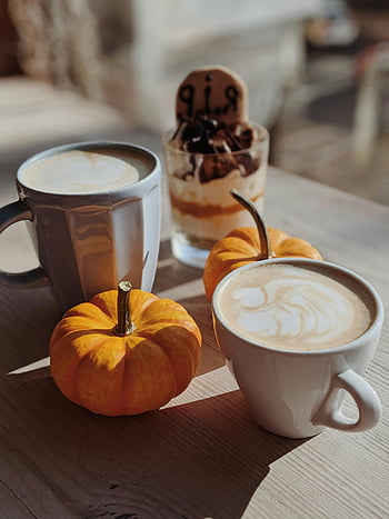 Δύο κούπα καφέ Latte, ζεστός καφές φθινοπώρου, κολοκύθες, Επιδόρπιο αποκριών, ρουστίκ τραπέζι, σκηνή πτώσης, εποχιακά ποτά, ζεστός καφές, φθινοπωρινή ρύθμιση, Απόκριες απολαύσεις, latte art
