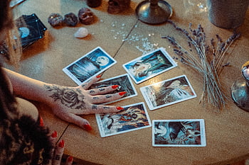 tarotové karty, dřevěný stůl, Umělecké tetování, sušené květiny, mystické nastavení, čtení karet, čtení tarotu, duchovní, esoterický, věštění, krystaly