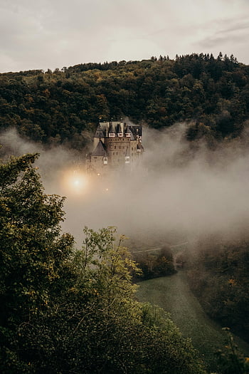castillo eltz, niebla mística, Bosques exuberantes, wierschem, Alemania, árboles verdes, montañas, castillo historico, vista panorámica, arquitectura europea, belleza natural