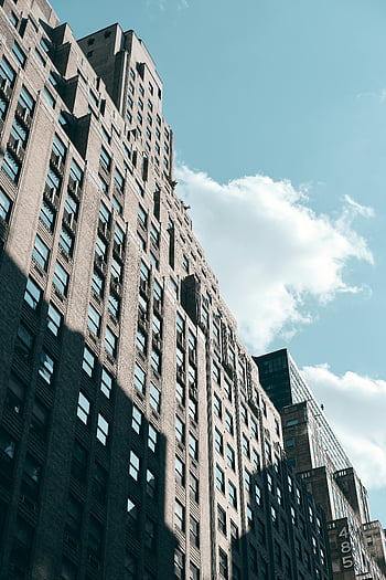 grå betonbygning, blå himmel, Urban skyskrabere, lav vinkel visning, lyse blå himmel, skyer, skygger, bybilledet, arkitektur, moderne bygninger, bylandskab