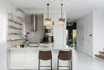 moderne keuken, witte kasten, marmeren accenten, elegante verlichting, schone werkruimte, interieur ontwerp, eigentijdse keuken, stijlvolle keuken, moderne meubelen, keuken inrichting, keuken ontwerp