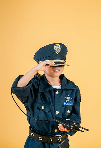 słodki chłopiec, kostium policjanta, wzruszająca czapka, Zabawny młody chłopiec, strój policyjny, żywe żółte tło, Wesoła poza, Dziecko w kostiumie, mundur policyjny, Star Ogad, krótkofalówka