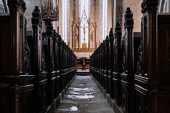 Interiér gotické církve, oltář, dřevěné lavice, Složitá architektura, církevní fotografie, fotografování interiérů, gotická architektura, církevní lavice, kostelní oltář, náboženské architektury, design interiéru kostela