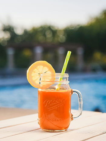 Orangensaft, Einmachglas, Zitronenscheibe, Erfrischungsgetränk, Sommergetränk, am Pool, Klarglas-Becher, Stroh, draussen, Getränk, Zitrusfrüchte