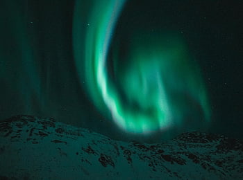 オーロラ、 夜空、 雪に覆われた山々、 星空、 グリーンオーロラ、 自然現象、 冬の風景、 極光、 夜景、 北部の風景
