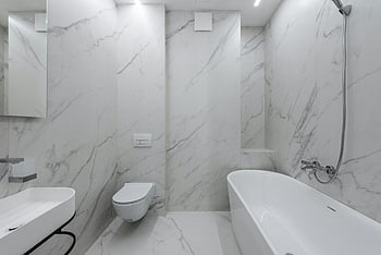 moderní koupelna, bílá vana, bílý mramor, Současná příslušenství, Čistý vzhled, elegantní design, moderní příslušenství, Elegantní koupelna, mramorové stěny, Bílá toaleta, Moderní dřez