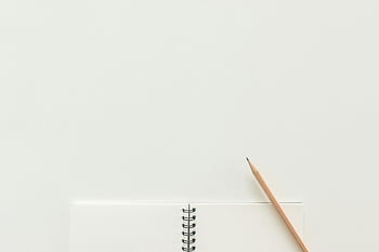 otevřený zápisník, spirála notebook, tužka, neutrální pozadí, kreativní pracovní prostor, pohled shora, světlé pozadí, pracovního prostoru, minimalistický, studie, psaní