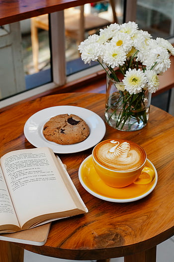 latte, cookie, chryzantémy, vnitřní květiny, přestávka na kávu, latte art, rezervovat, Nastavení kavárny, Útulná scéna, dřevěný stůl, žlutý pohár