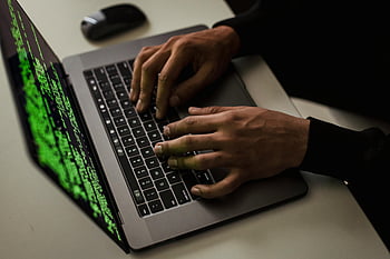 hackování, Cyber ​​Spy, laptop, psaní kódu, zelený text, programování, Detailní ruce, obrazovka počítače, Digitální zabezpečení, kybernetický útok, porušení dat