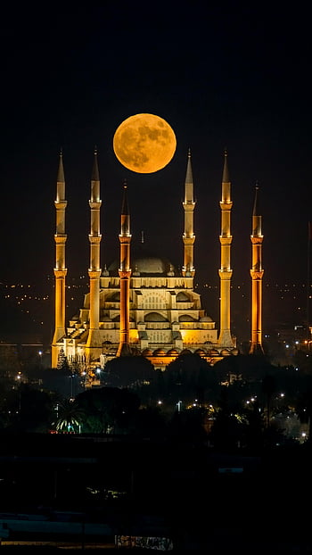 Beleuchtete Moschee, Nachtsicht, Vollmond, islamische Architektur, Minarette, atemberaubenden Blick, Nachtfotografie, Moschee in der Nacht, architektonische Schönheit, religiöses Gebäude, Nachtszene