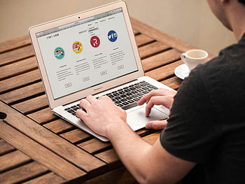 macbook, osoba, psaní, notebook venku, vzdálené práce, káva, dřevěný stůl, Pracovní životní styl, venkovní práce, digitální nomád, Na volné noze, pracovat venku