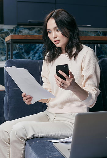 osobní finance, Finanční stres, Mladá žena, chytrý telefon, laptop, papírování, soustředit se, znepokojení, domácí kancelář, krytý, využití technologie