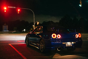 Nissan Skyline GT-R, červená semafory, noc, ulice, průsečík, modré auto, zpětný pohled, pouliční osvětlení, poznávací značka, městské scény, noční fotografie