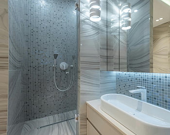 moderní koupelna, sprchový kout, stylová koupelna, moderní umyvadlo, elegantní osvětlení, obložený sprchový kout, interiér koupelny, Design koupelny, koupelna dekor, mozaikové dlaždice