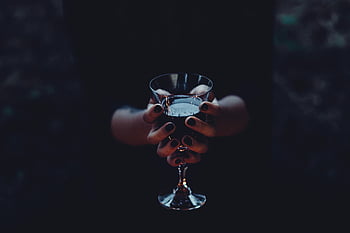 와인 잔을 들고있는 여자, 어두운 분위기, 우아한 미스터리, 맑은 와인 글라스, 유리를 들고 손, 어두운 사진, 대기 이미지, 우아한 테마, 미스터리 테마, 와인 유리 클로즈업, 어두운 배경