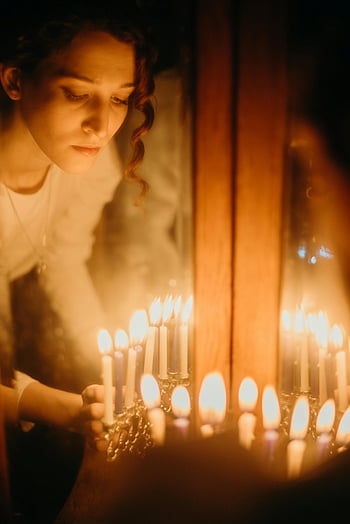 hanukkah, hanukkiah, svíčky, židovský svátek, žena osvětlení, útulný domov, Vnitřní oslava, Slavnostní osvětlení, Tradiční menora, vřelá atmosféra, prázdninové tradice