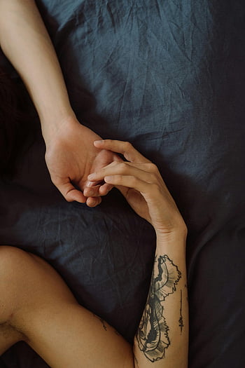 intimní nastavení, vytetovanou ruku, drželi se za ruce, milovat, něha, lůžko, pár, náklonnost, kůže, tetování, vztah