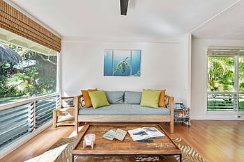 obývací pokoj, Stylový obývací pokoj, přirozené světlo, přírodní pohled, relaxace, dřevěná podlaha, pohodlná pohovka, moderní dekor, pokojové rostliny, Útulný prostor, želva umělecká díla
