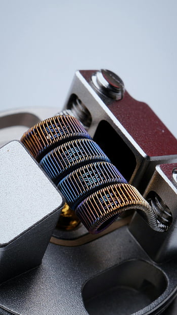 Bobina VAPE, aquecimento de metal, vape moderno, Bobina colorida, Detalhes metálicos, close-up vista, design intrincado, Equipamento de vaping, Tecnologia Vape, Componentes VAPE, hardware VAPE