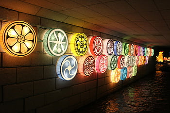 Černá a žlutá kulatá lucerna, Barevné lucerny, cheonggyecheon proud, Soul, osvětlené lucerny, noční scénu, Dekorativní lucerny, Lucerny na stěně, tradiční lucerny, Kulturní osvětlení, displej streamside