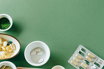 pose à plat, médicaments alternatifs, pilules assorties, herbes, fond vert, Remèdes de santé naturelle, capsules de vitamines, suppléments à base de plantes, Suppléments de santé, remèdes naturels, photographie à plat