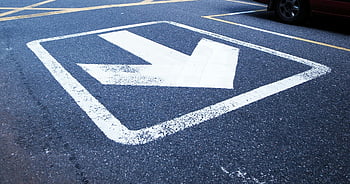 freccia di strada bianca, freccia dipinta, strada asfaltata, Indicatore di direzione, colpo del primo piano, segno di freccia bianca, segnaletica stradale, cartello stradale, posteggio, segno direzionale, segnale stradale