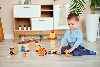 chlapec si hraje s hračkami, mladý kluk, imaginativní hra, Barevné stavební bloky, domácí hra, vnitřní hru, dětské hračky, Stavební hračky, prázdno, dítě hraje, konstrukce hraček