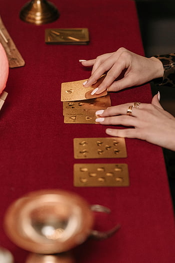 cartas de tarot, adivinación, mesa roja, Manos arreglando, sesión del tarot, tarjetas de oro, divinidad, místico, lectura de tarjetas, practica espiritual, esotérico