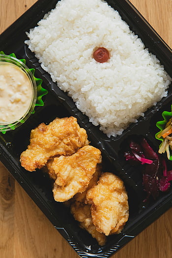 pollo fritto, riso, salsa, Bento Box giapponese, verdure, pasto delizioso, cibo da asporto, sacco per il pranzo, pollo croccante, riso bianco, verdure in salamoia