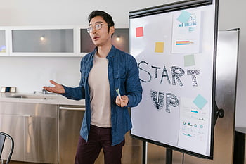 Asiatisk affärsman, startidé, blå denimjacka, whiteboard, diagram och grafer, presentation, kontorsinställning, börja, affärspresentation, man som presenterar