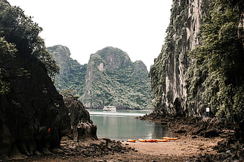 záliv Halong, vápence, klidné vody, ohromující scenérie, Vietnam, Přírodní krásy, cíl cesty, plavba, tropické krajiny, dobrodružství, průzkum