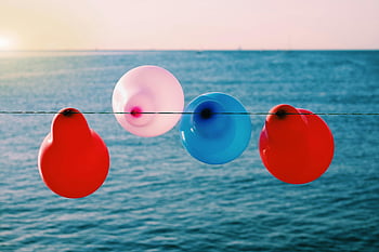 bunte Luftballons, Seaside Linie, Sonnenuntergang, leuchtend rot, blaue Luftballons, rosafarbene Ballone, Hängende Luftballons, Zeichenfolge, Strandszene, Ozean Hintergrund, festliche Dekorationen