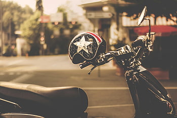 Helma ve stylu vintage, koloběžka, městské prostředí, Černá a bílá hvězdná tisk, půlka přilby, Slunce zalité scény, motorový skútr, Černý a šedý skútr, Retro přilba, ulice, příslušenství pro motocykly