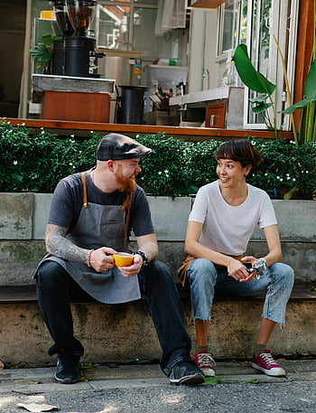 pausa caffè, Conversazione dei colleghi, caffè di strada, Atmosfera rilassata, Amici allegri, posti a sedere all'aperto, incontro casuale, tazza di caffè, contesto urbano, chat amichevole, caffè esterno