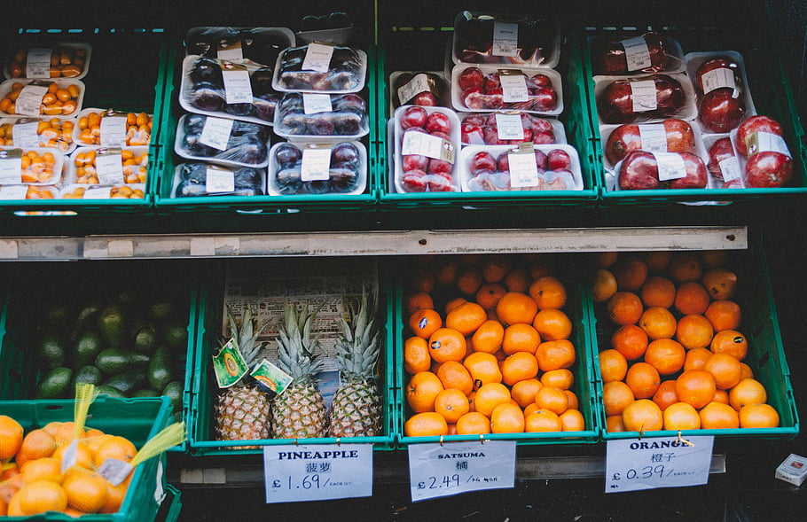 ovocný stojan, barevné ovoce, čerstvé ovoce, místní trh, stání na trhu, cenové štítky, ananas, satsuma, pomeranče, jablka, bobule
