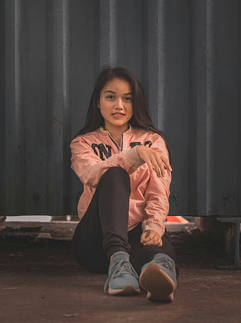 donna che sorride, giovane donna, Abbigliamento casual, posa sicura, all'aperto, espressione rilassata, giacca rosa, Mutande nere, scarpe casual, contesto urbano, Posa seduta