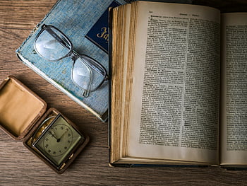 Vintage ayarı, antika kitaplar, izlemek, okuma gözlüğü, tahta masa, açılan kitap, kare gri saat, 3:00 zaman, Güneş gözlüğü, klasik stil, retro nesneler