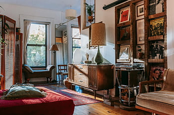 kodikas studio, vintage-huonekalut, vinyyli levyt, levysoitin, lämmin olohuone, Sisätilojen kutsuminen, auringonvalo suoratoisto, puulattia, punainen matto, retro -sisustus, yksiö