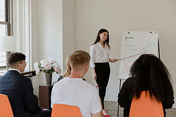 žena prezentace, obchodní prezentace, tabule, obchodní profesionály, Setkání, Nastavení kanceláře, Profesionální oděv, Prezentační dovednosti, Spolupráce týmu, firemní prostředí, pracovní schůzka