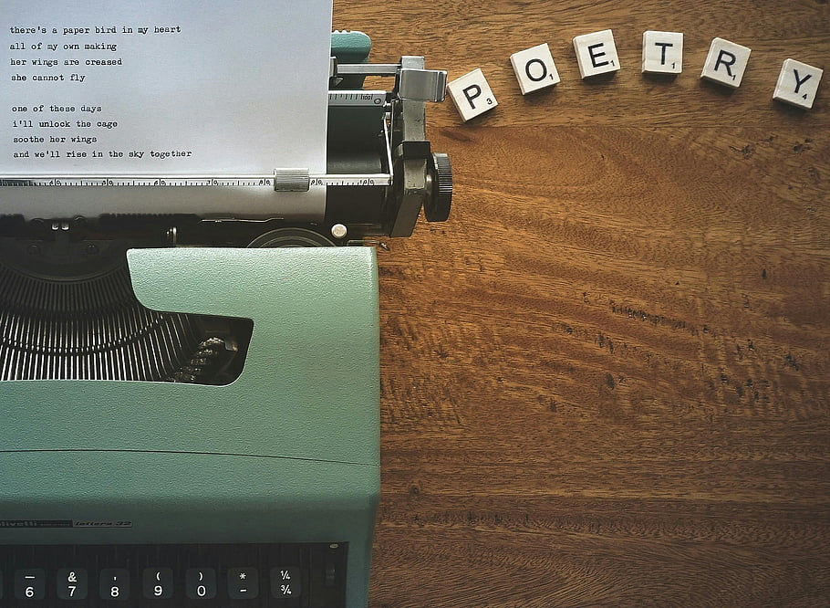 psací stroj, scrabble dlaždice, poezie, dřevěný stůl, kreativní psaní, vinobraní psací stroj, scrabble dopisy, Poetické linie, papír, lavice, inspirace