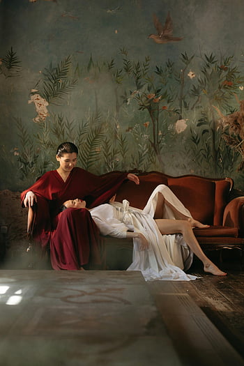 Žena v bílých šatech, hnědý gauč, Vintage gauč, elegantní oblečení, svěží zdobená místnost, dvě ženy, Uměle představuje, Červený roucho, květinové tapety, umělecká fotografie, Vnitřní nastavení