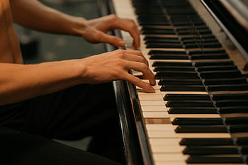 klavír, detailní fotografie, hudebník, hrát na piano, Prsty na klíčích, intimní výstřel, klávesy piana, hudební výkon, detailní záběr, klavírní hudba, Zkušený hudebník