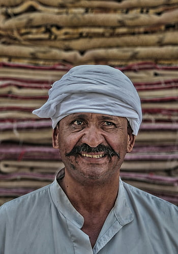 Man, Tradiční turban, Bílá zapnutá horní část, Usmívající se portrét, textilie pozadí, Kulturní oděv, kultura Středního východu, tradiční oblečení, muž s knírkem, Textilní pozadí, Kulturní portrét