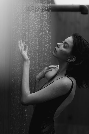 fotografie ve stupních šedi, žena sprchování, černobílý portrét, venkovní sprcha, plavky, Elegantní fotografie, kapky vody, Monochromatický obrázek, ženského modelu, umělecká fotografie, klidný okamžik