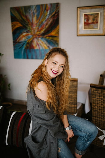 kvinde, sort frakke, glad, ung kvinde, hyggeligt hjem, Levende abstrakt kunst, væg kunst, indendørs indstilling, Casual outfit, smilende, langt hår