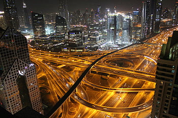 Dubaj, noční panoráma města, Osvětlené dálnice, mrakodrapy, letecký pohled, městské noci, světla města, moderní město, noční panorama, dálniční provoz, centrální dubaj