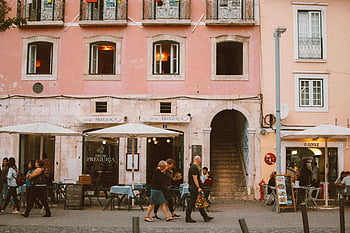 Lisbon Street, persone che passano, caffè, edifici colorati, Street vivace, posti a sedere all'aperto, vita di città, scena urbana, città europea, scena di strada, pedoni