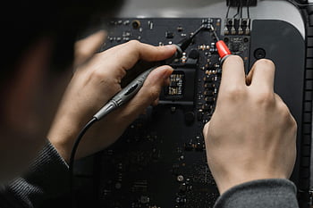 loddekolbe, kredsløbsplade, Nærbillede hænder, teknisk dygtighed, Reparation af elektronik, Elektronisk reparation, Lodningsproces, Præcisionsarbejde, elektroniske komponenter, Loddeværktøjer, Circuit Repair